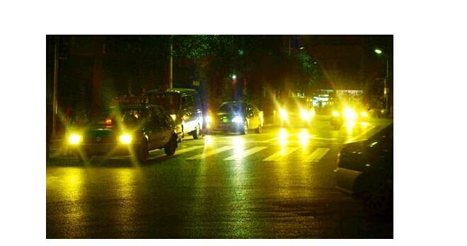 夜晚開(kāi)車(chē)，小心穿了隱身衣的黑衣女子，會(huì)吃人！